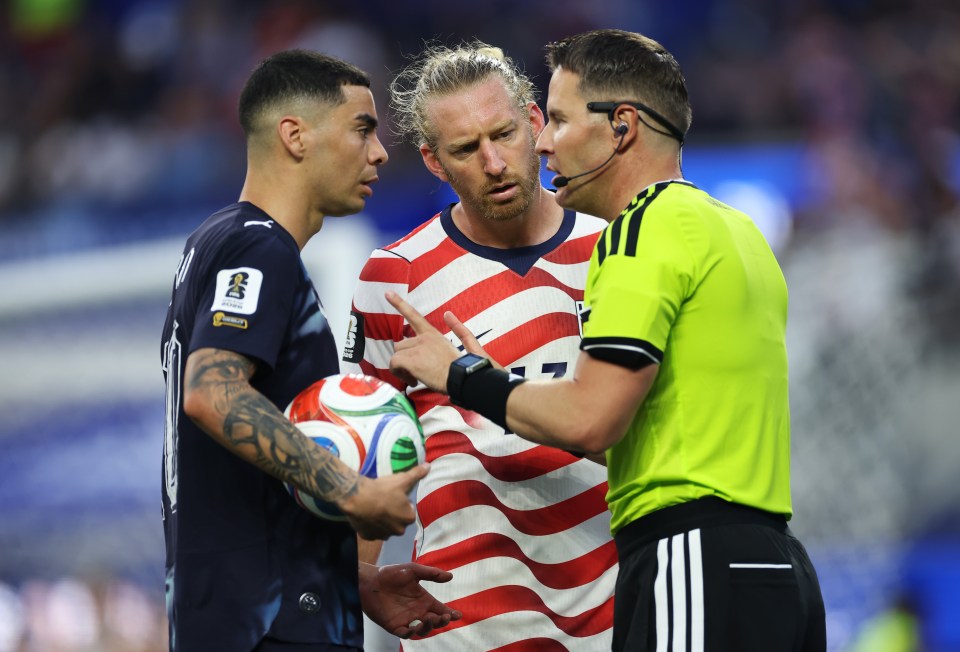 Đội tuyển Mỹ hưởng lợi nhờ pha "bẻ còi VAR" đầu tiên trong lịch sử World Cup - Ảnh 1. Đội tuyển Mỹ hưởng lợi nhờ pha "bẻ còi VAR" đầu tiên trong lịch sử World Cup - Ảnh 1.