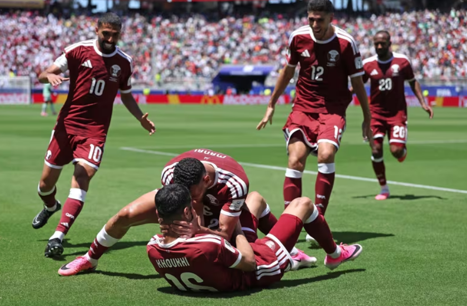 Ngược dòng kịch tính, đội tuyển Qatar có điểm số lịch sử tại World Cup - Ảnh 1. Ngược dòng kịch tính, đội tuyển Qatar có điểm số lịch sử tại World Cup - Ảnh 1.