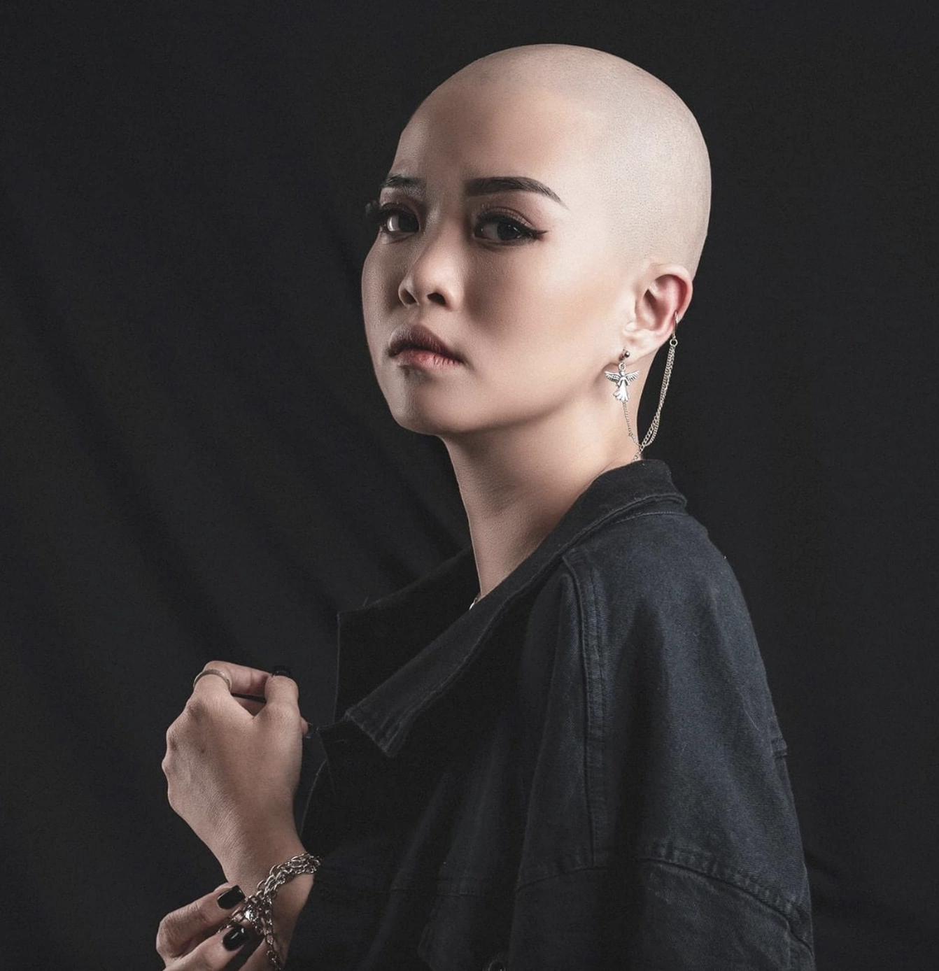Nữ diễn viên Việt duy nhất dám cạo trọc đầu để có vẻ đẹp độc bản, visual ngoài đời xinh gấp ngàn lần trên phim- Ảnh 4. Nữ diễn viên Việt duy nhất dám cạo trọc đầu để có vẻ đẹp độc bản, visual ngoài đời xinh gấp ngàn lần trên phim- Ảnh 4.