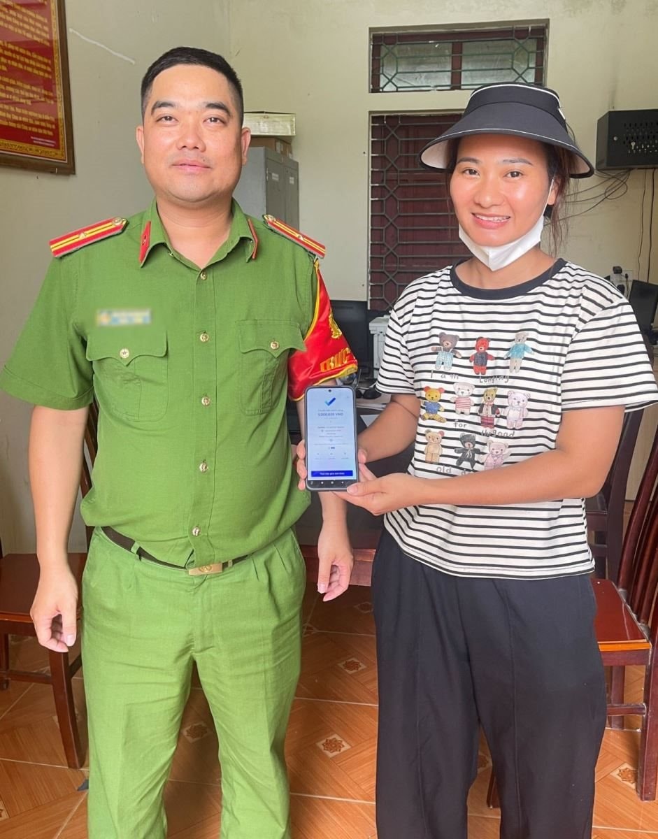 C&ocirc;ng an c&aacute;c tỉnh x&aacute;c minh loạt giao dịch chuyển khoản từ 5 triệu, 39 triệu đến 300 triệu,... của nhiều người d&acirc;n - Ảnh 1.