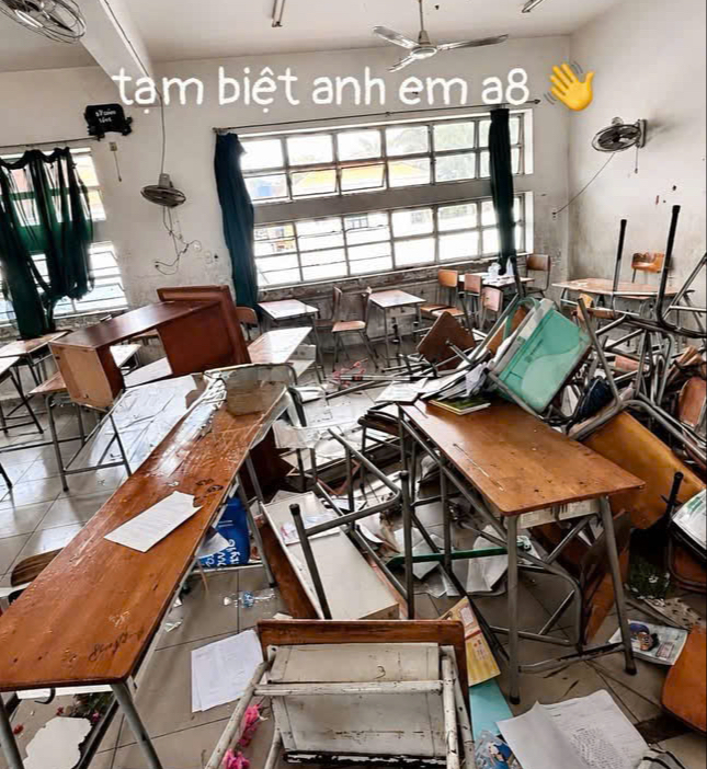 Buổi học cuối, nhóm học sinh lớp 9 ném bàn ghế, sách vở giữa lớp gây xôn xao - Ảnh 1.