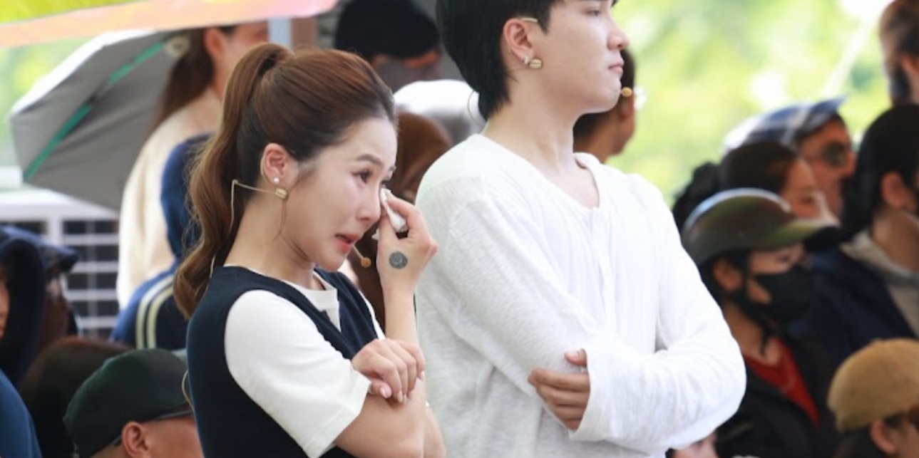 Hương Tr&agrave;m về qu&ecirc; hương Nghệ An, bật kh&oacute;c bỏ tiền t&uacute;i l&agrave;m một việc quan trọng- Ảnh 2.