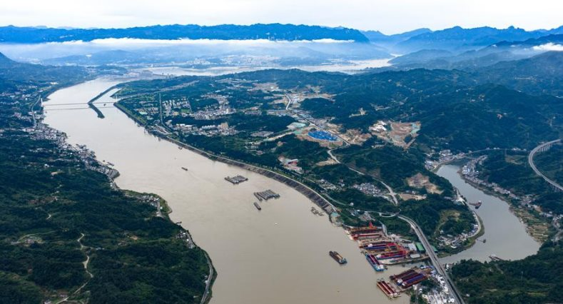 Xe tải, cần cẩu Trung Quốc đồng loạt nổ máy, hàng trăm người vỗ tay reo hò: Siêu ‘cao tốc’ dưới nước lớn nhất thế giới bắt đầu hình thành, thực hiện nhiệm vụ quan trọng - Ảnh 3.