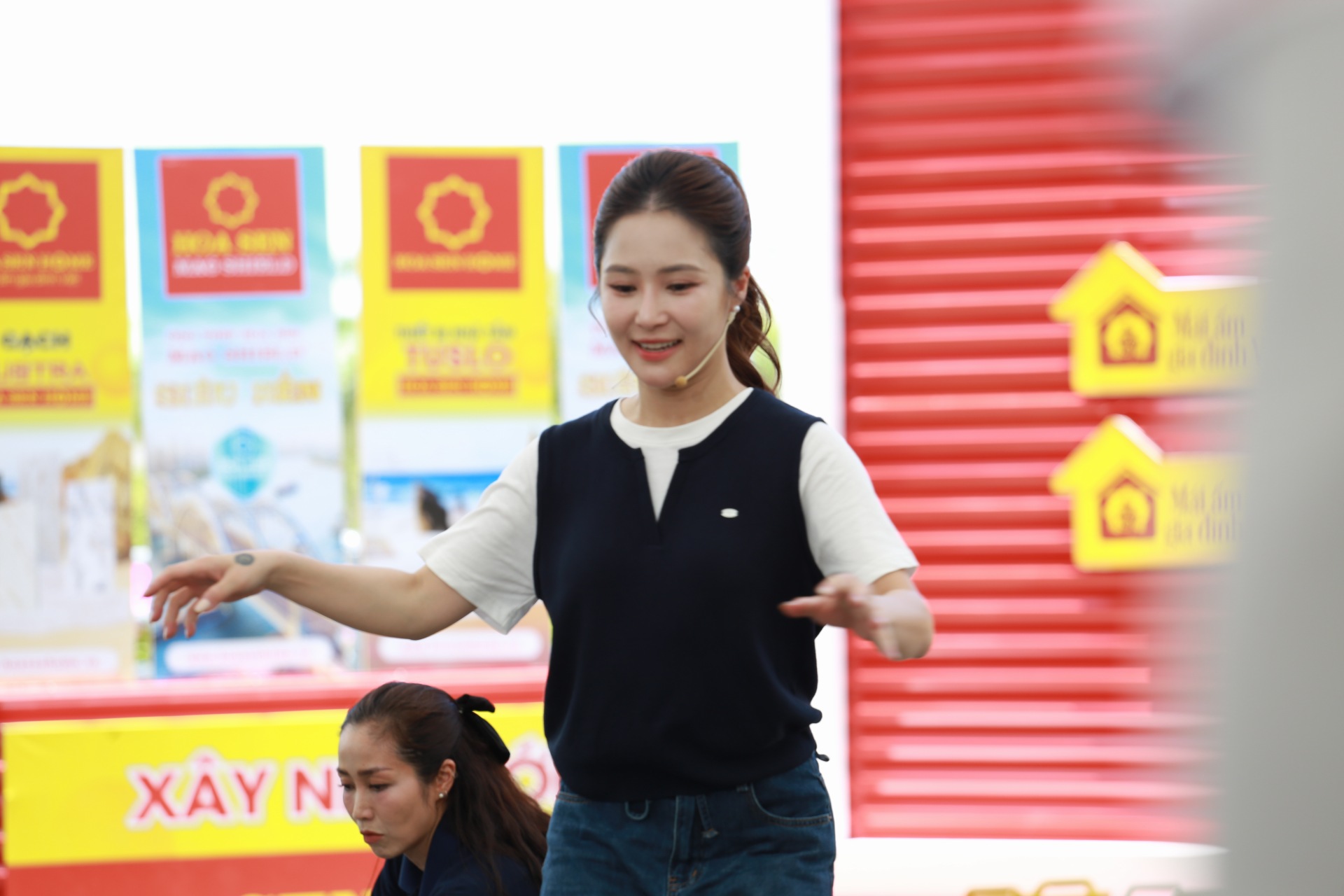 Hương Tr&agrave;m về qu&ecirc; hương Nghệ An, bật kh&oacute;c bỏ tiền t&uacute;i l&agrave;m một việc quan trọng- Ảnh 1.