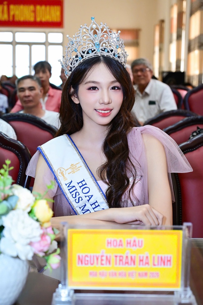 Trở về Ninh B&igrave;nh trước giờ G, Hoa hậu H&agrave; Linh g&acirc;y x&uacute;c động với h&agrave;nh động &yacute; nghĩa- Ảnh 2.