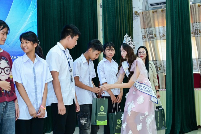 Trở về Ninh B&igrave;nh trước giờ G, Hoa hậu H&agrave; Linh g&acirc;y x&uacute;c động với h&agrave;nh động &yacute; nghĩa- Ảnh 3.