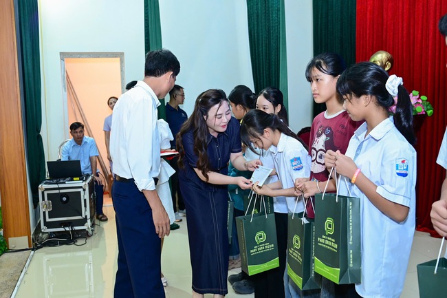 Trở về Ninh B&igrave;nh trước giờ G, Hoa hậu H&agrave; Linh g&acirc;y x&uacute;c động với h&agrave;nh động &yacute; nghĩa- Ảnh 4.