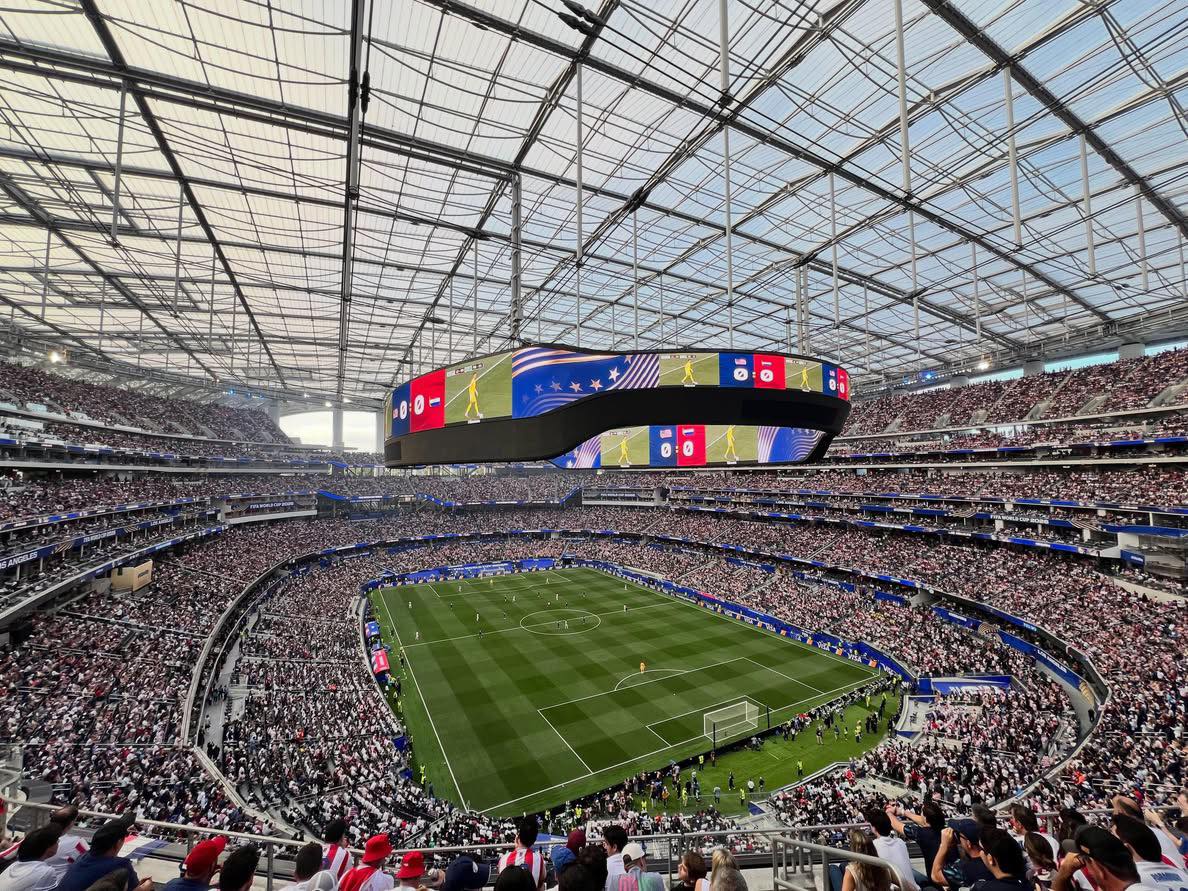 Kh&aacute;n đ&agrave;i trống ho&aacute;c, Lisa bị ghẻ lạnh tại lễ khai mạc World Cup?- Ảnh 3.