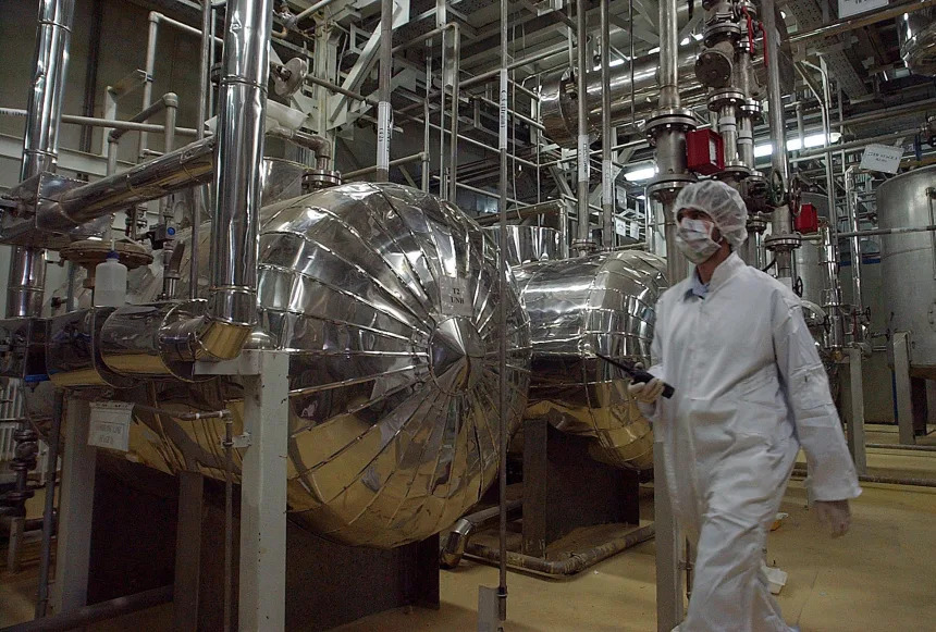 Iran gài mìn, phong tỏa kho uranium làm khó Mỹ - Ảnh 1. Iran gài mìn, phong tỏa kho uranium làm khó Mỹ - Ảnh 1.