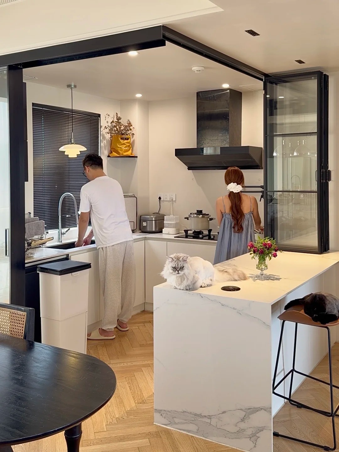 Cặp đôi xây nhà 9 tỷ giữa phố với cuộc sống không con và 4 chú mèo - Ảnh 8. Cặp đôi xây nhà 9 tỷ giữa phố với cuộc sống không con và 4 chú mèo - Ảnh 8.