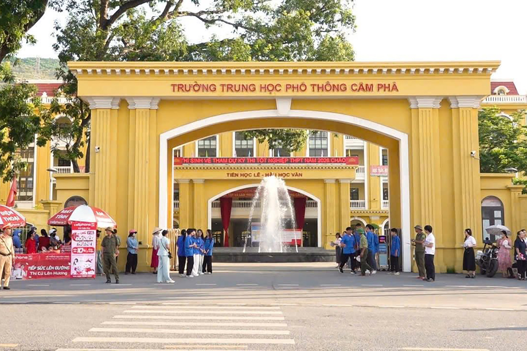 Giám thị gợi ý thí sinh xem bài thi tốt nghiệp THPT 2026 tại Quảng Ninh - Ảnh 1. Giám thị gợi ý thí sinh xem bài thi tốt nghiệp THPT 2026 tại Quảng Ninh - Ảnh 1.