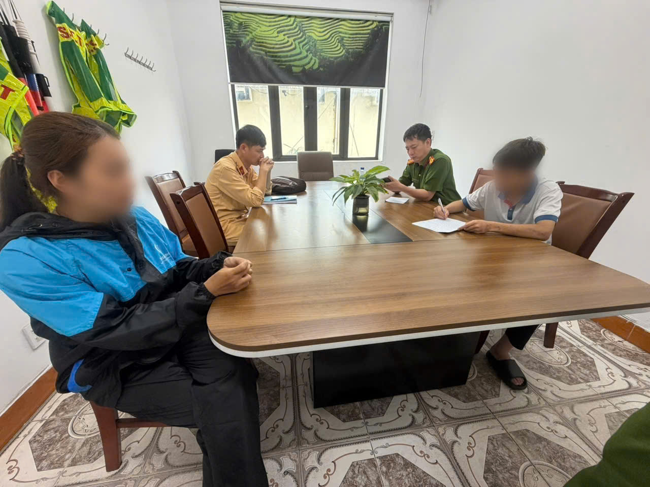 Thiếu niên bốc đầu xe máy điện tại Quảng Ninh: Bố bị phạt vì giao xe trái quy định - Ảnh 2. Thiếu niên bốc đầu xe máy điện tại Quảng Ninh: Bố bị phạt vì giao xe trái quy định - Ảnh 2.