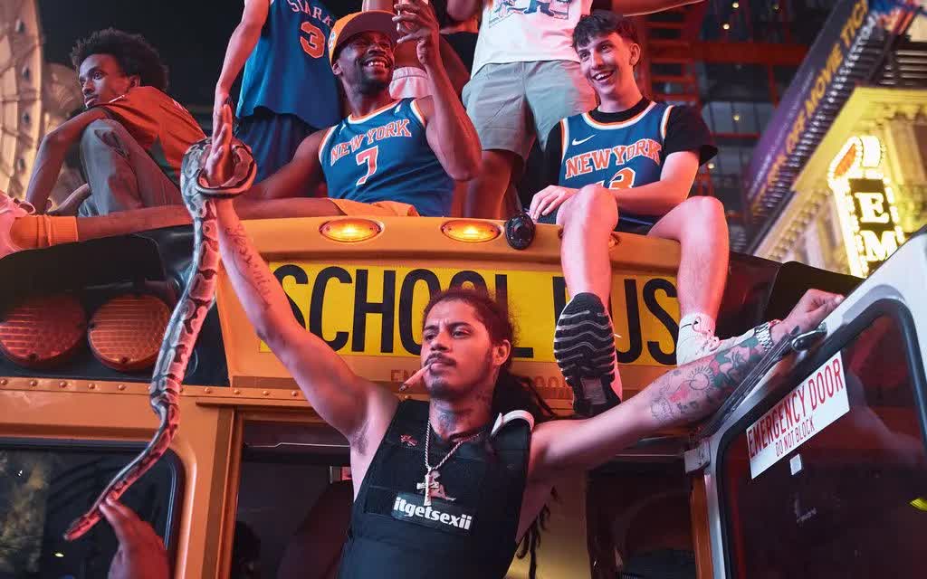 Người h&acirc;m mộ New York Knicks ăn mừng chức v&ocirc; địch NBA tại New York, ng&agrave;y 13/6/2026. (Ảnh: AP)