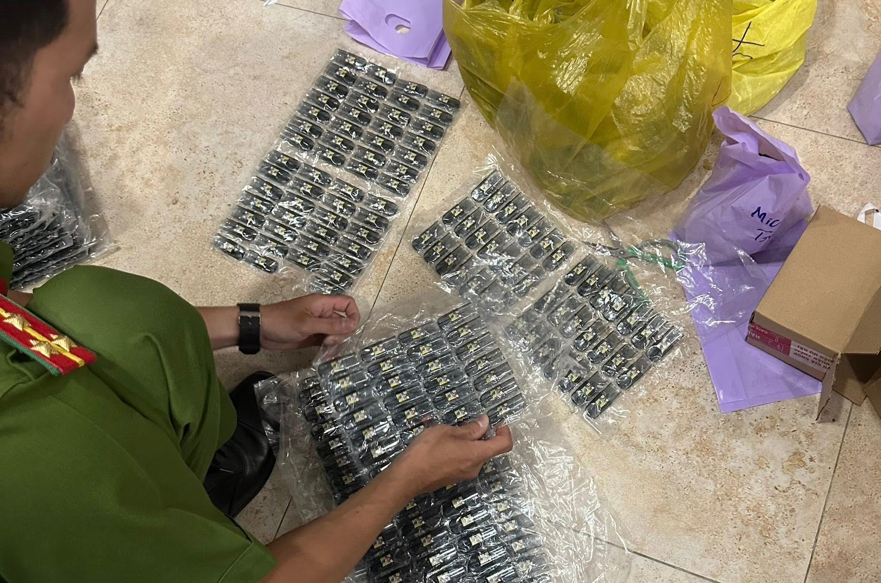 Công an TPHCM bắt 5 người buôn bán ma túy núp bóng thuốc lá điện tử - Ảnh 1. Công an TPHCM bắt 5 người buôn bán ma túy núp bóng thuốc lá điện tử - Ảnh 1.