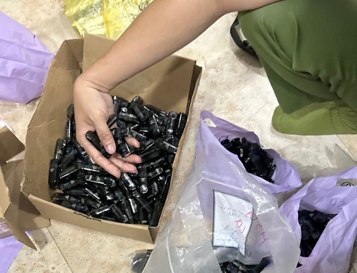 Công an TPHCM bắt 5 người buôn bán ma túy núp bóng thuốc lá điện tử - Ảnh 3. Công an TPHCM bắt 5 người buôn bán ma túy núp bóng thuốc lá điện tử - Ảnh 3.