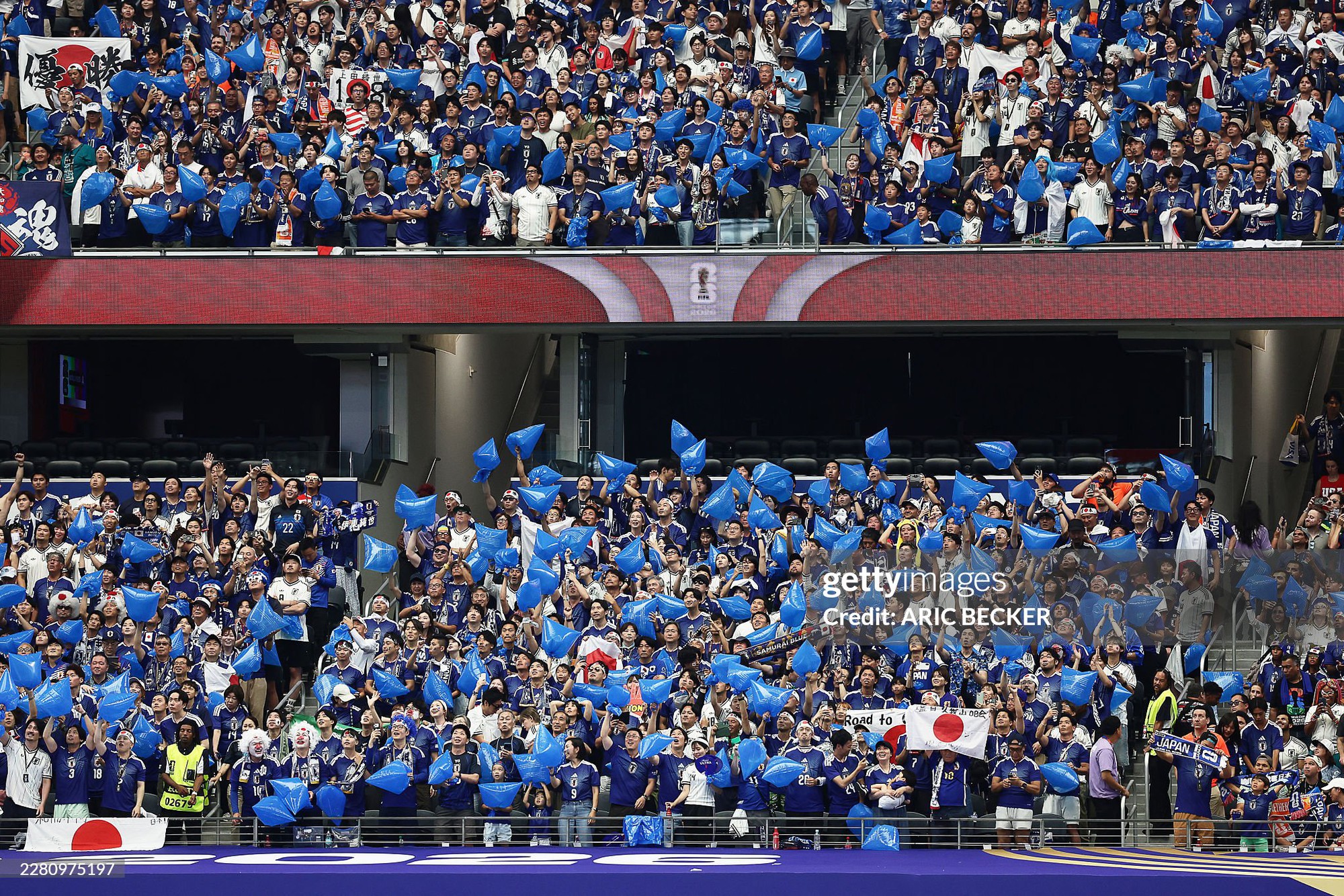 Fan Nhật Bản lại đốn tim người hâm mộ toàn cầu với "bí quyết túi màu xanh" tại World Cup - Ảnh 1. Fan Nhật Bản lại đốn tim người hâm mộ toàn cầu với "bí quyết túi màu xanh" tại World Cup - Ảnh 1.