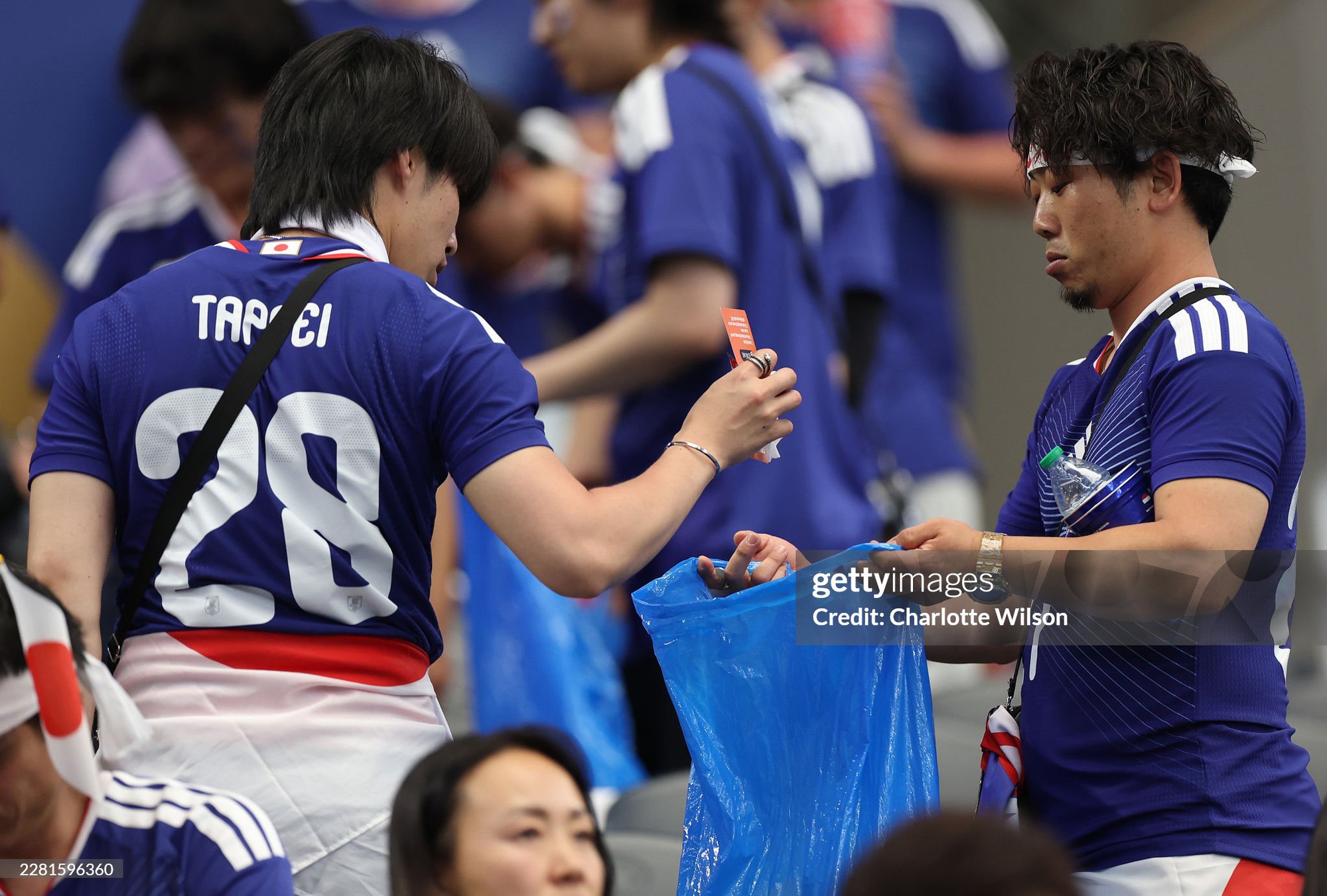 Fan Nhật Bản lại đốn tim người hâm mộ toàn cầu với "bí quyết túi màu xanh" tại World Cup - Ảnh 3. Fan Nhật Bản lại đốn tim người hâm mộ toàn cầu với "bí quyết túi màu xanh" tại World Cup - Ảnh 3.