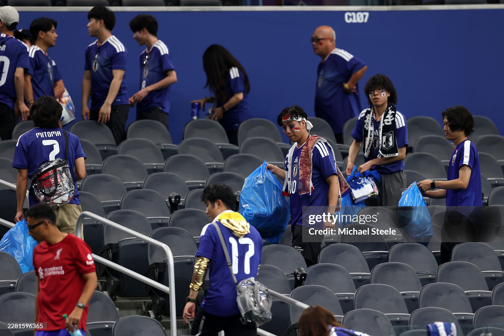 Fan Nhật Bản lại đốn tim người hâm mộ toàn cầu với "bí quyết túi màu xanh" tại World Cup - Ảnh 2. Fan Nhật Bản lại đốn tim người hâm mộ toàn cầu với "bí quyết túi màu xanh" tại World Cup - Ảnh 2.