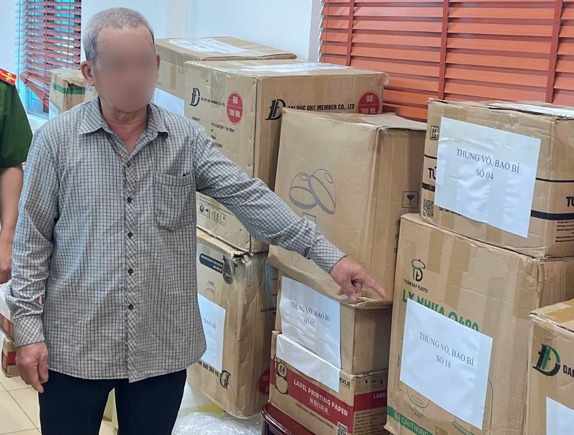 Khởi tố người đ&agrave;n &ocirc;ng vi phạm quyền sở hữu tr&iacute; tuệ tại Lai Ch&acirc;u với h&agrave;ng ngh&igrave;n tem nh&atilde;n giả - Ảnh 1.