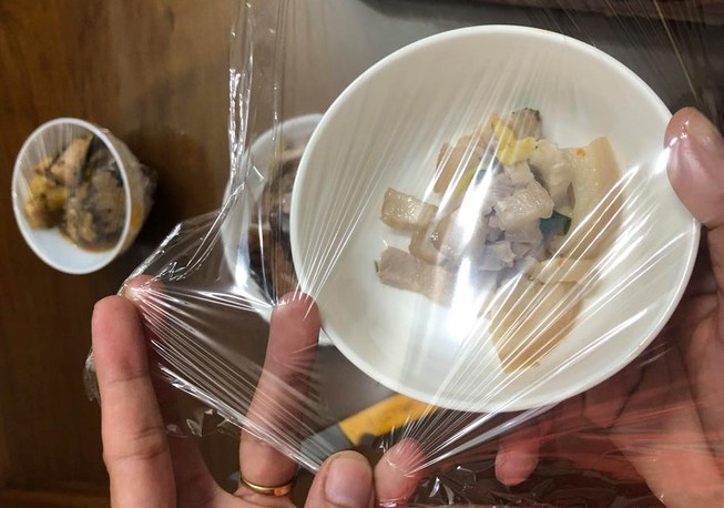 Cảnh báo đặc biệt tới những gia đình đang dùng màng bọc thực phẩm - Ảnh 2.