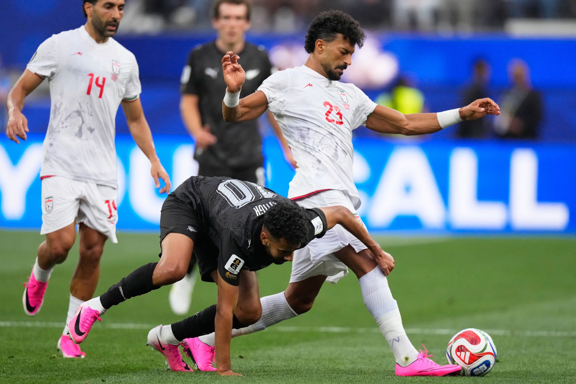 "L&atilde;o tướng" 36 tuổi tuyển Iran bất ngờ nhận danh hiệu Superior Player of the Match - Ảnh 1.