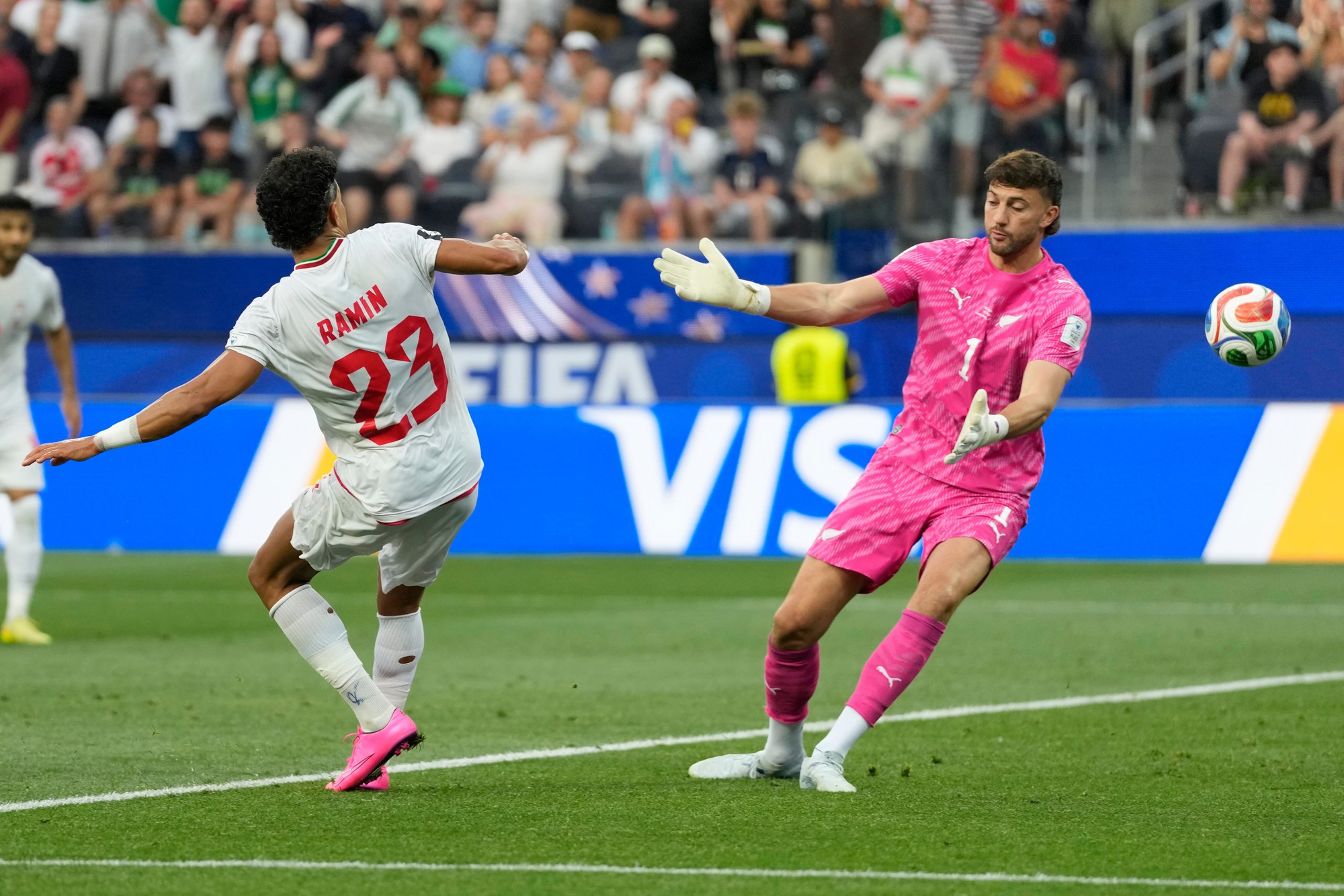 "L&atilde;o tướng" 36 tuổi tuyển Iran bất ngờ nhận danh hiệu Superior Player of the Match - Ảnh 4.