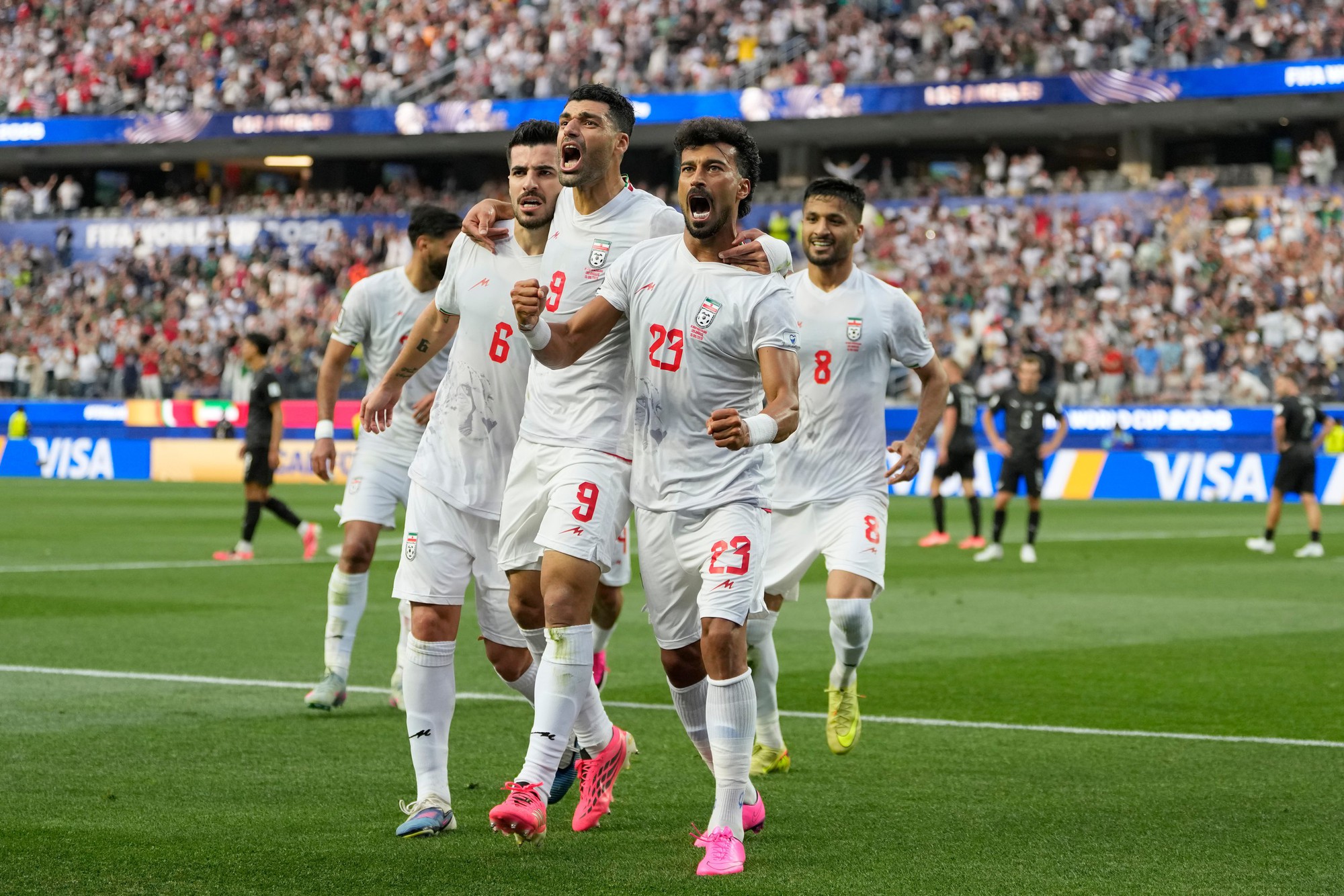 "L&atilde;o tướng" 36 tuổi tuyển Iran bất ngờ nhận danh hiệu Superior Player of the Match - Ảnh 3.