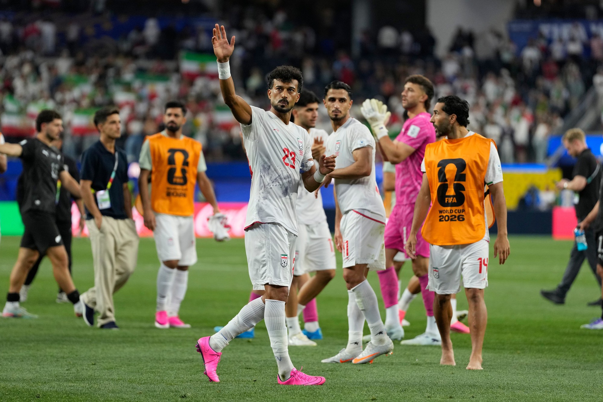 "L&atilde;o tướng" 36 tuổi tuyển Iran bất ngờ nhận danh hiệu Superior Player of the Match - Ảnh 2.