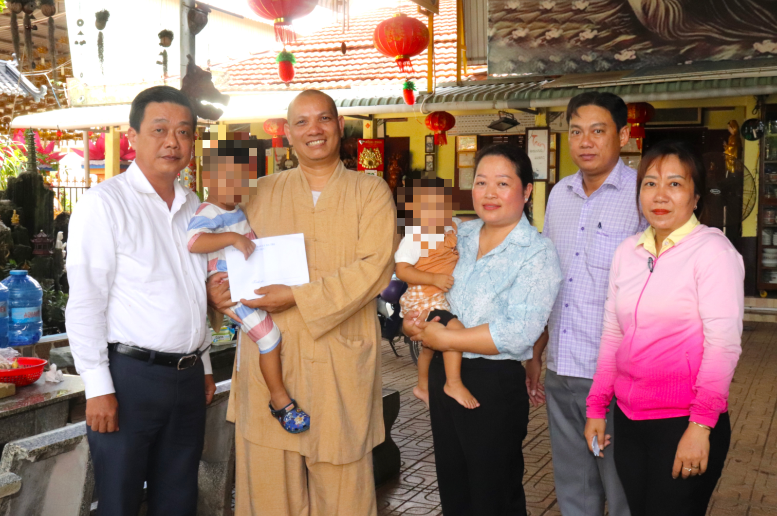 Hai trẻ nhỏ bị bỏ rơi trong mưa trước cổng ch&ugrave;a Huệ năng tại Vĩnh Long - Ảnh 1.