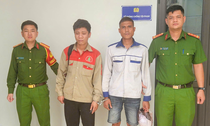 Bắt giam 2 thanh ni&ecirc;n tổ chức sử dụng ma t&uacute;y tr&ecirc;n taxi tại L&agrave;o Cai - Ảnh 2.