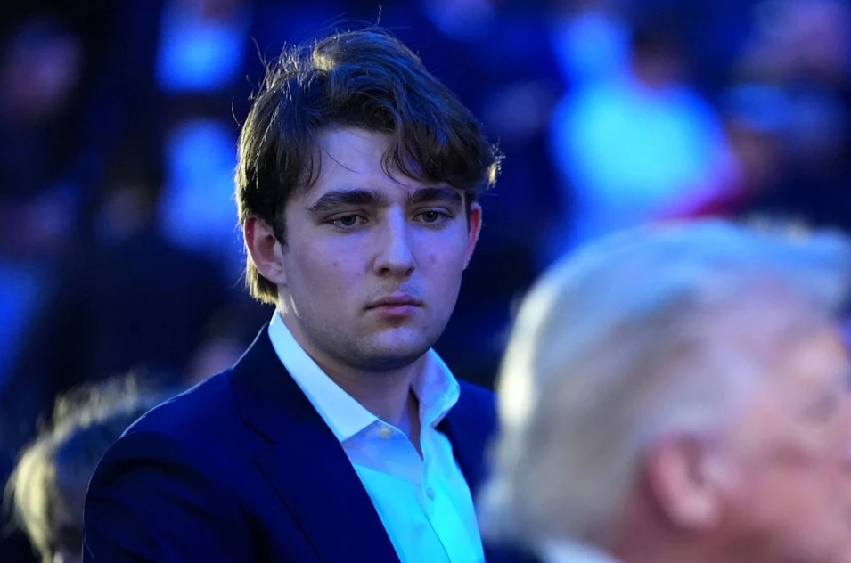 Barron Trump g&acirc;y ch&uacute; &yacute; với ngoại h&igrave;nh lạ tại sự kiện ở Nh&agrave; Trắng - Ảnh 1.