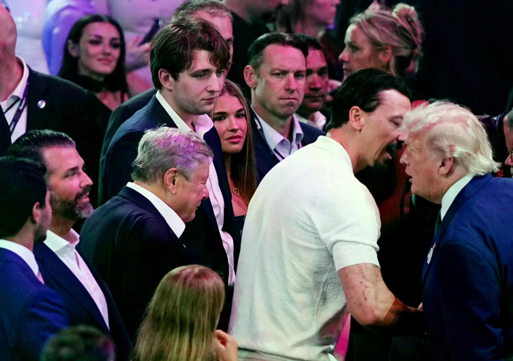 Barron Trump g&acirc;y ch&uacute; &yacute; với ngoại h&igrave;nh lạ tại sự kiện ở Nh&agrave; Trắng - Ảnh 4.