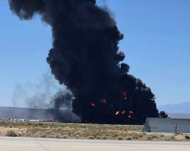 Chiếc B - 52 Mỹ nổ tung tr&ecirc;n sa mạc California v&agrave; chương tr&igrave;nh n&acirc;ng cấp đặc biệt - Ảnh 1.