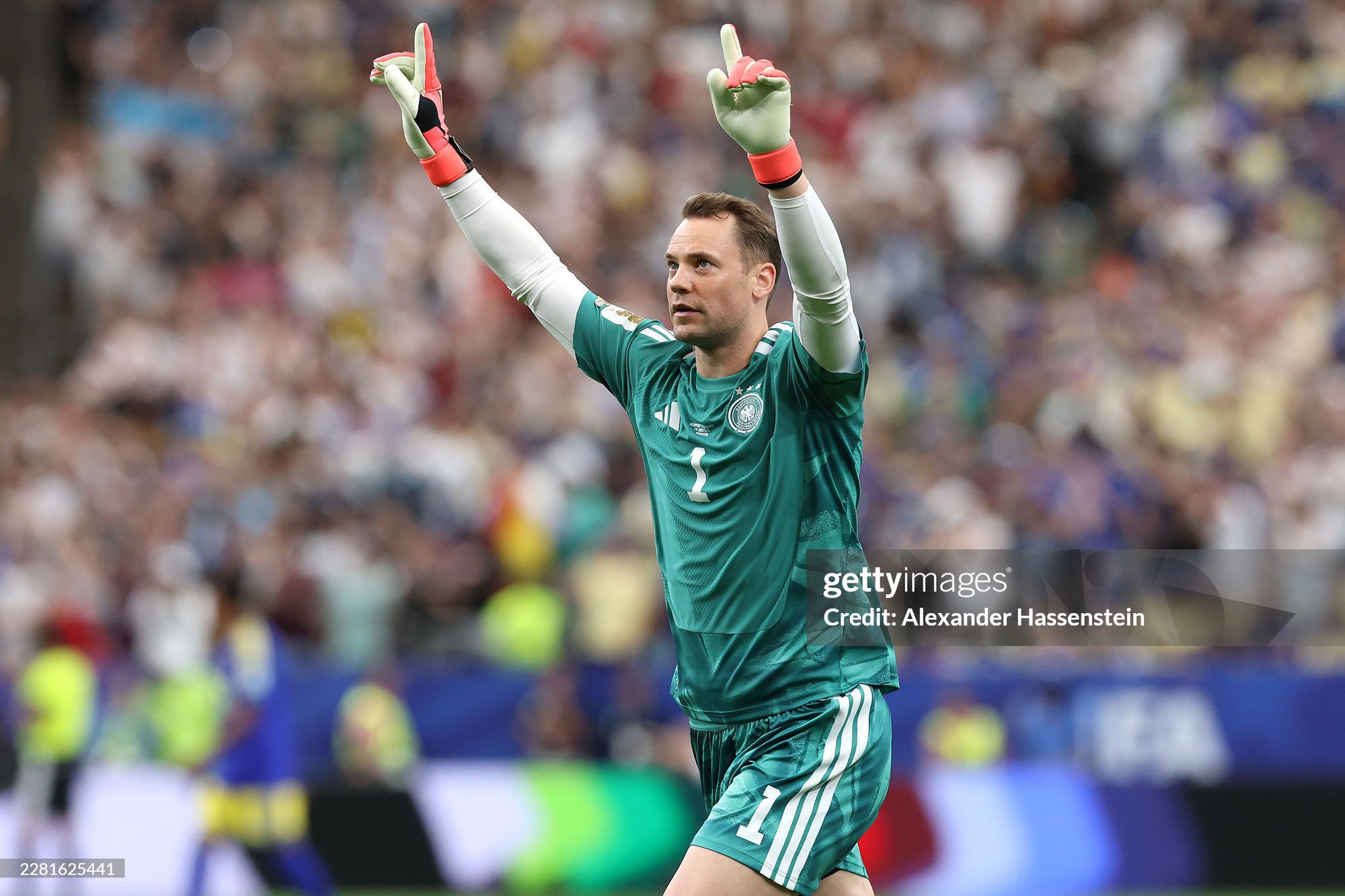 Thủ m&ocirc;n World Cup 40 tuổi khiến đội tuyển T&acirc;y Ban Nha "c&acirc;m lặng" c&oacute; thể sang Việt Nam thi đấu? - Ảnh 2.