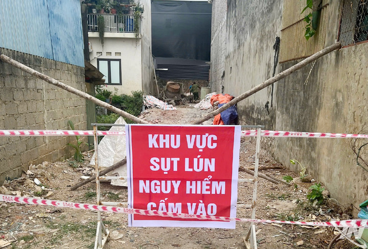 Hố tử thần Th&aacute;i Nguy&ecirc;n s&acirc;u hơn 4m khiến 2 hộ d&acirc;n phải sơ t&aacute;n khẩn cấp - Ảnh 2.