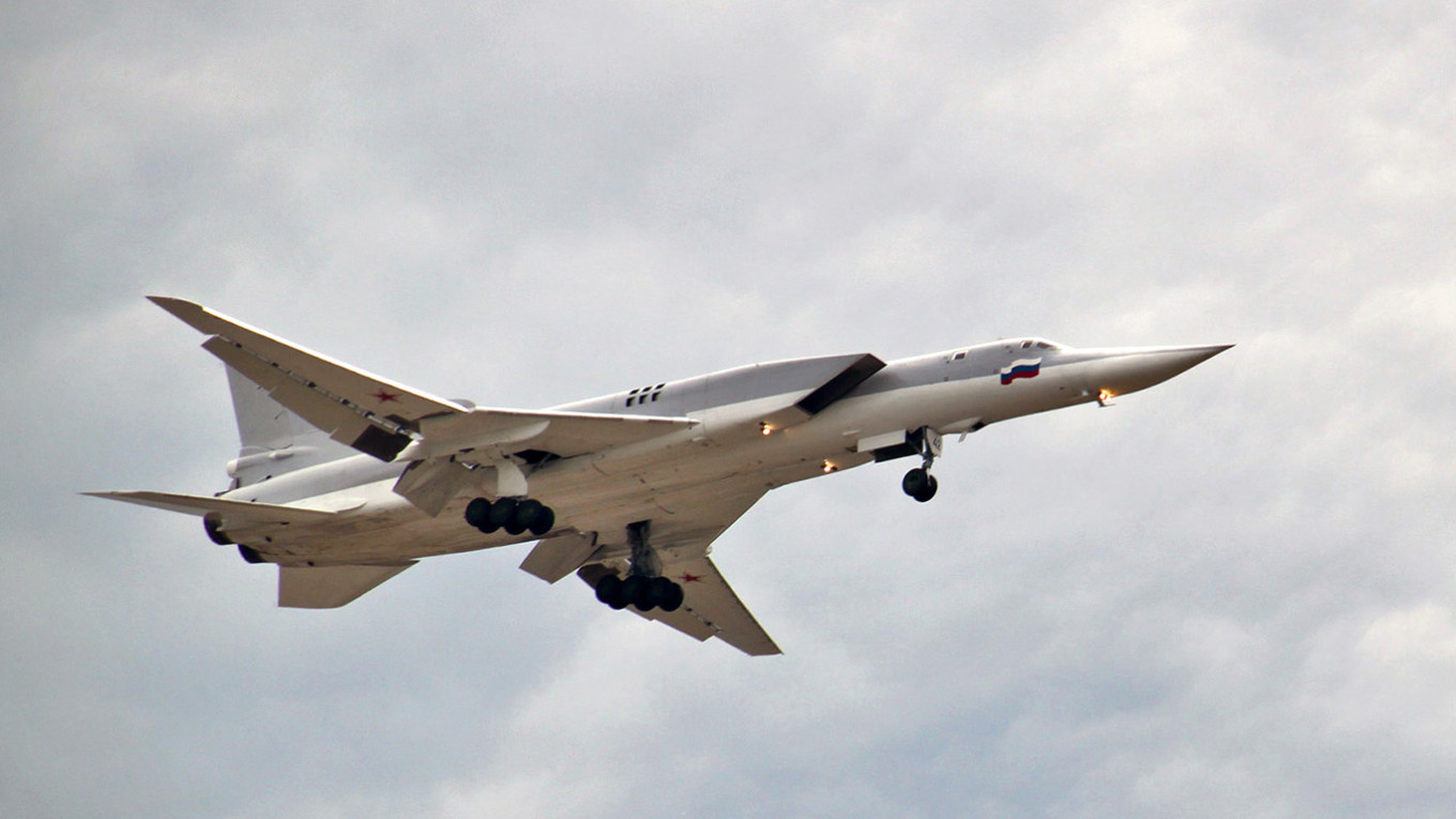 M&aacute;y bay tu - 22 m3 của Nga gặp nạn khi hạ c&aacute;nh trong chuyến bay huấn luyện - Ảnh 1.