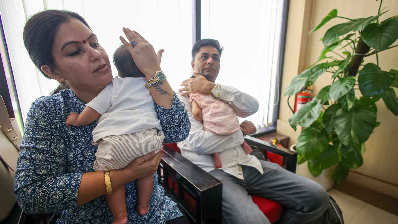 Thấy cả 2 con g&aacute;i sinh đ&ocirc;i đều kh&ocirc;ng giống m&igrave;nh, b&agrave; mẹ đi x&eacute;t nghiệm ADN nhận kết quả cho&aacute;ng v&aacute;ng - Ảnh 1.