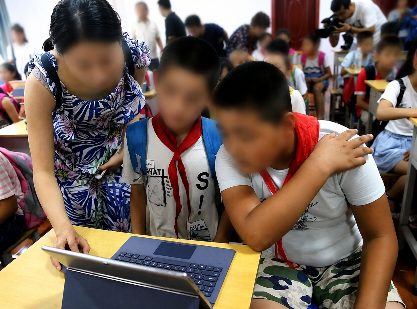 Nam sinh l&eacute;n sửa nguyện vọng thi v&agrave;o lớp 10 của bạn, phụ huynh bồi thường 166 triệu đồng - Ảnh 1.