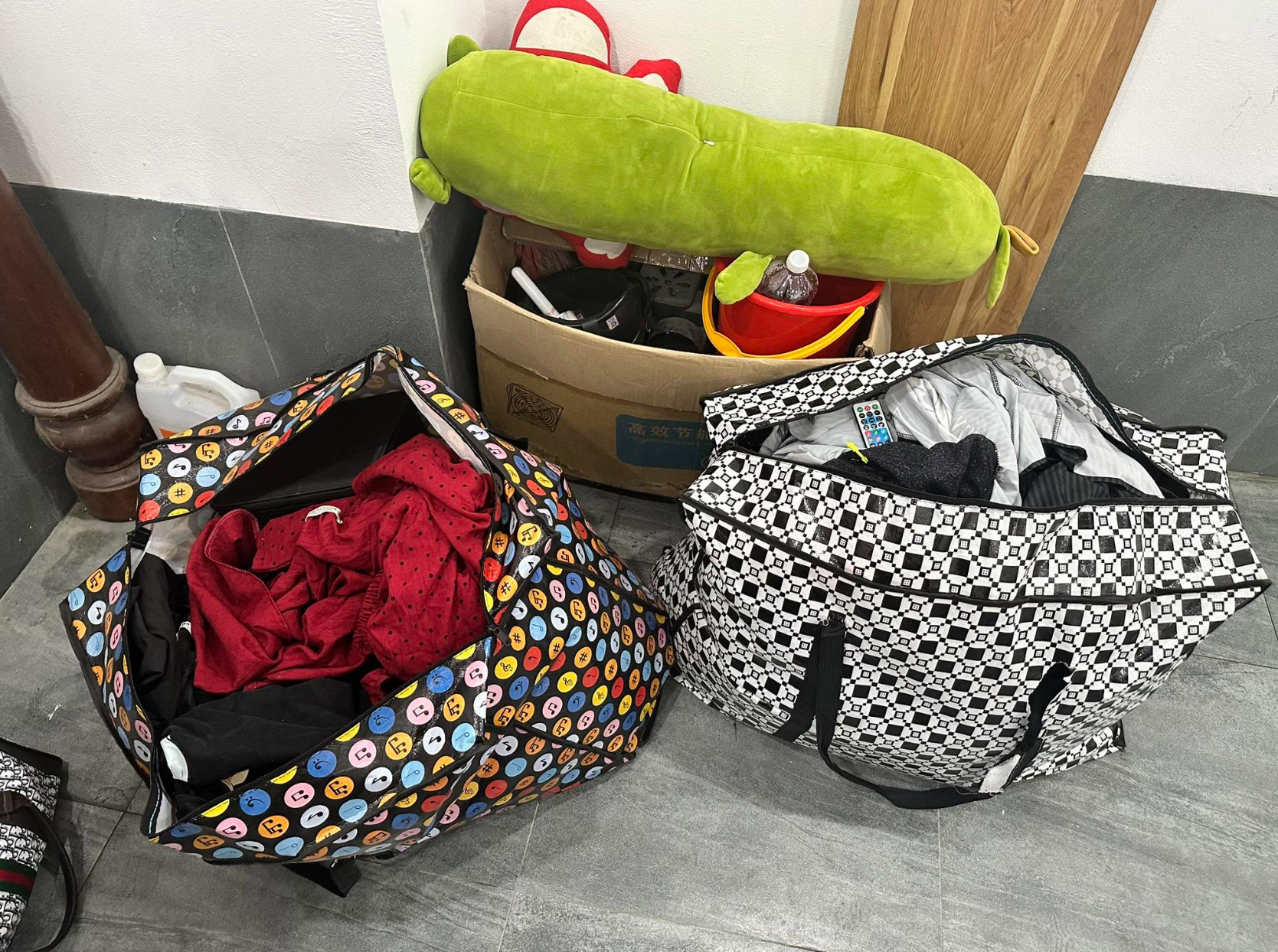 Mẹ chồng giục t&ocirc;i về chăm mẹ đẻ bệnh nặng, nhưng sau 1 th&aacute;ng trở lại, đồ đạc của t&ocirc;i đ&atilde; nằm gọn trong mấy chiếc t&uacute;i n&eacute;m ở g&oacute;c ph&ograve;ng- Ảnh 1.