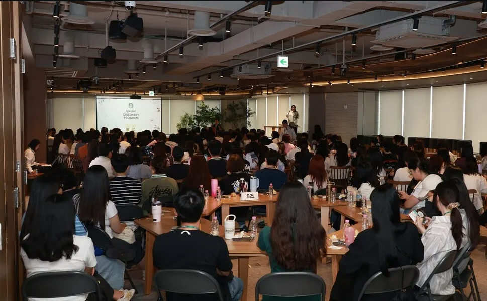 Starbucks H&agrave;n Quốc đ&oacute;ng cửa to&agrave;n hệ thống để đ&agrave;o tạo nh&acirc;n vi&ecirc;n về nhạy cảm x&atilde; hội - Ảnh 2.