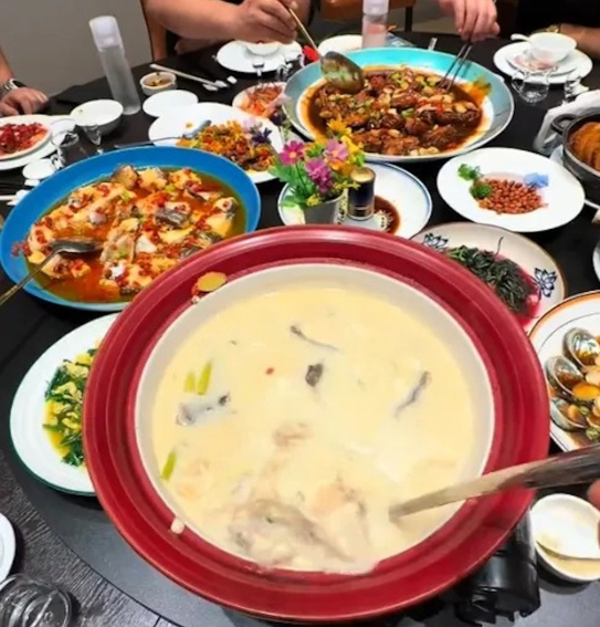 Đằng sau video viral cảnh bể c&aacute; vỡ tung th&agrave;nh &ldquo;thủy cung&rdquo; trong nh&agrave;: Đ&agrave;n c&aacute; gi&aacute; 1 tỷ đ&atilde; bị chủ nấu l&ecirc;n ăn hết - Ảnh 2.