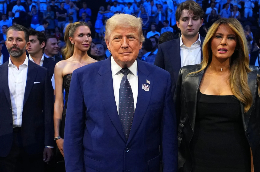 Barron Trump g&acirc;y ch&uacute; &yacute; với ngoại h&igrave;nh lạ tại sự kiện ở Nh&agrave; Trắng - Ảnh 2.