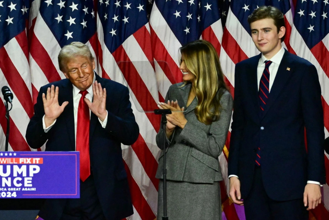Barron Trump g&acirc;y ch&uacute; &yacute; với ngoại h&igrave;nh lạ tại sự kiện ở Nh&agrave; Trắng - Ảnh 5.