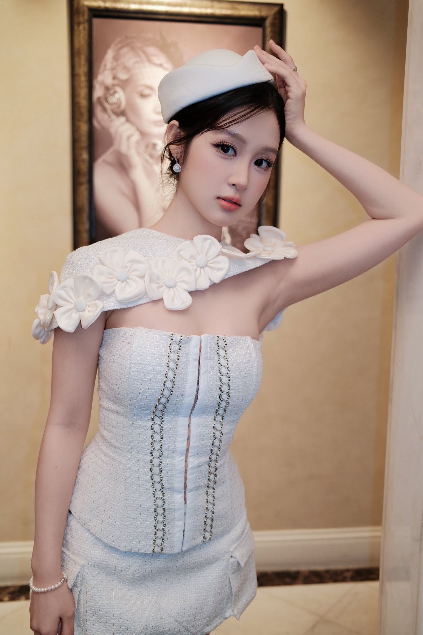 Mỹ nhân Việt mới 18 tuổi đã bị đòi giải nghệ để đi thi Hoa hậu: Nhan sắc thần thánh mê hoặc 4 triệu fan- Ảnh 6. Mỹ nhân Việt mới 18 tuổi đã bị đòi giải nghệ để đi thi Hoa hậu: Nhan sắc thần thánh mê hoặc 4 triệu fan- Ảnh 6.
