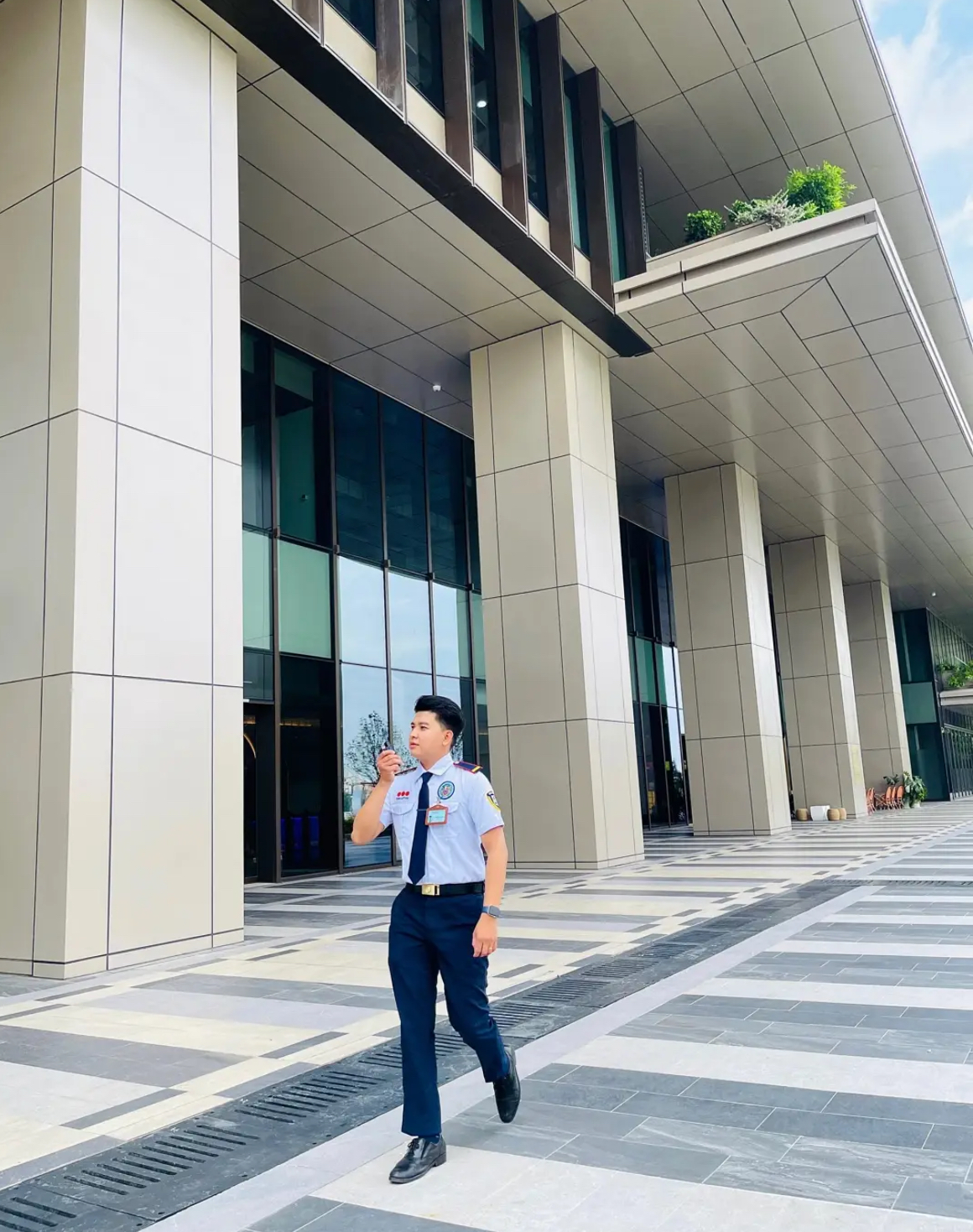 Ngồi điều hoà, làm 8 tiếng, ăn đủ bữa, không KPI: Nghề bảo vệ lương khoảng 10 triệu ở TP.HCM, Hà Nội đang hút người trẻ - Ảnh 2.