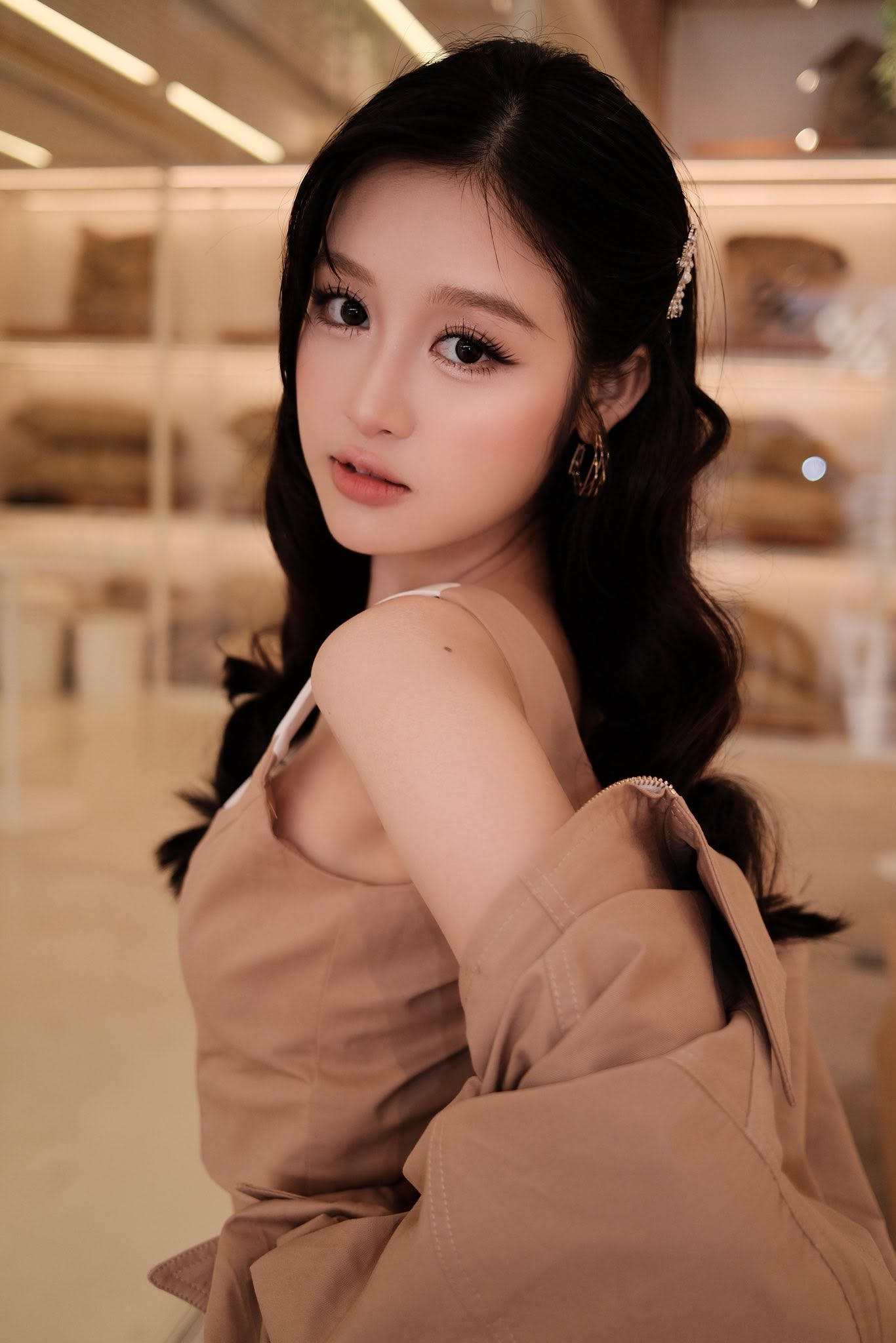 Mỹ nhân Việt mới 18 tuổi đã bị đòi giải nghệ để đi thi Hoa hậu: Nhan sắc thần thánh mê hoặc 4 triệu fan- Ảnh 7. Mỹ nhân Việt mới 18 tuổi đã bị đòi giải nghệ để đi thi Hoa hậu: Nhan sắc thần thánh mê hoặc 4 triệu fan- Ảnh 7.
