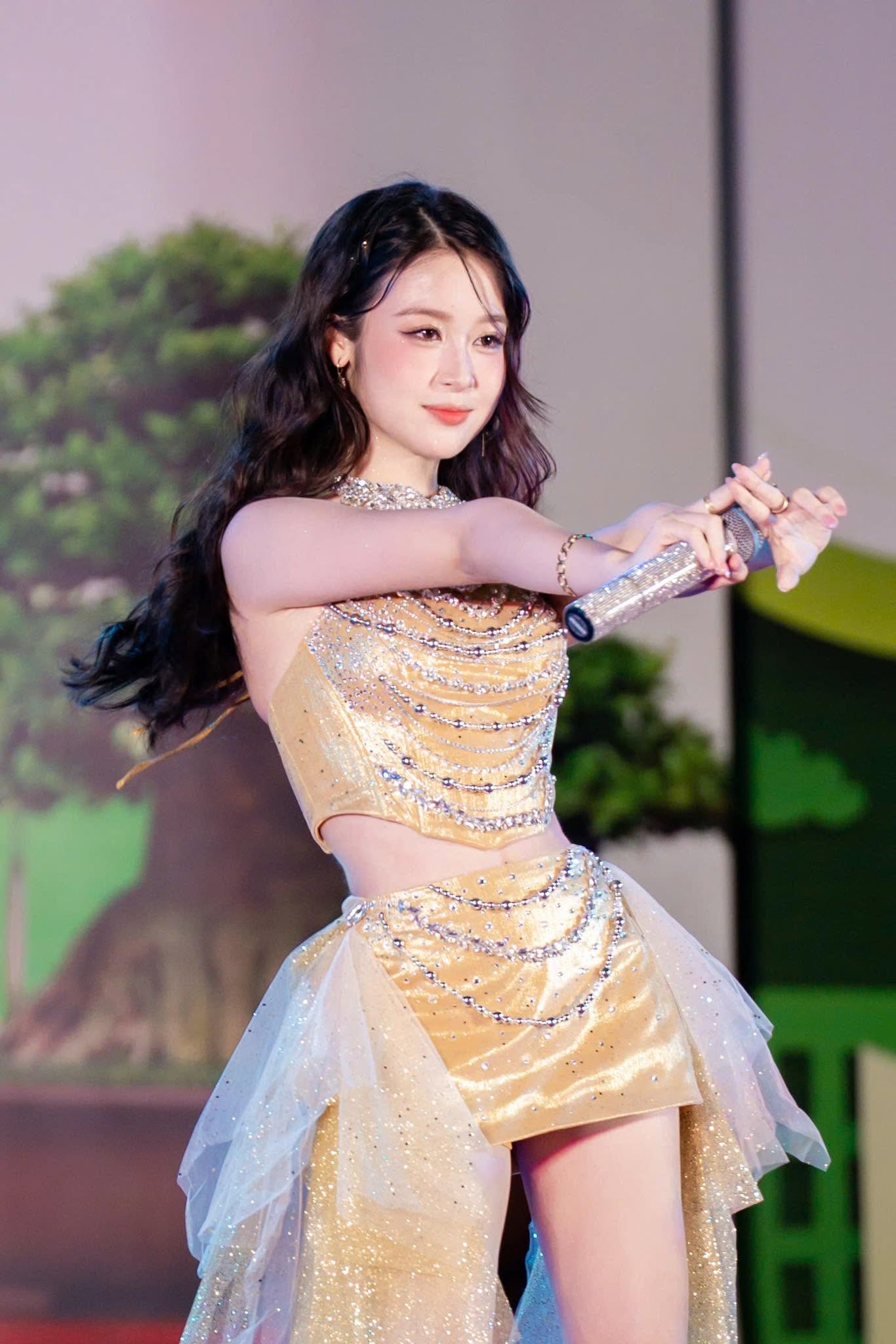 Mỹ nhân Việt mới 18 tuổi đã bị đòi giải nghệ để đi thi Hoa hậu: Nhan sắc thần thánh mê hoặc 4 triệu fan- Ảnh 5. Mỹ nhân Việt mới 18 tuổi đã bị đòi giải nghệ để đi thi Hoa hậu: Nhan sắc thần thánh mê hoặc 4 triệu fan- Ảnh 5.