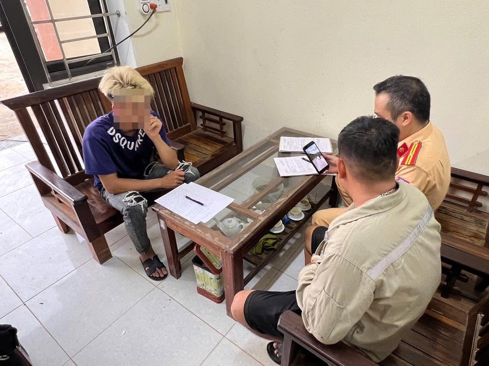 “Bốc đầu” xe máy rồi đăng mạng xã hội, nam thanh niên bị tịch thu phương tiện- Ảnh 1. “Bốc đầu” xe máy rồi đăng mạng xã hội, nam thanh niên bị tịch thu phương tiện- Ảnh 1.