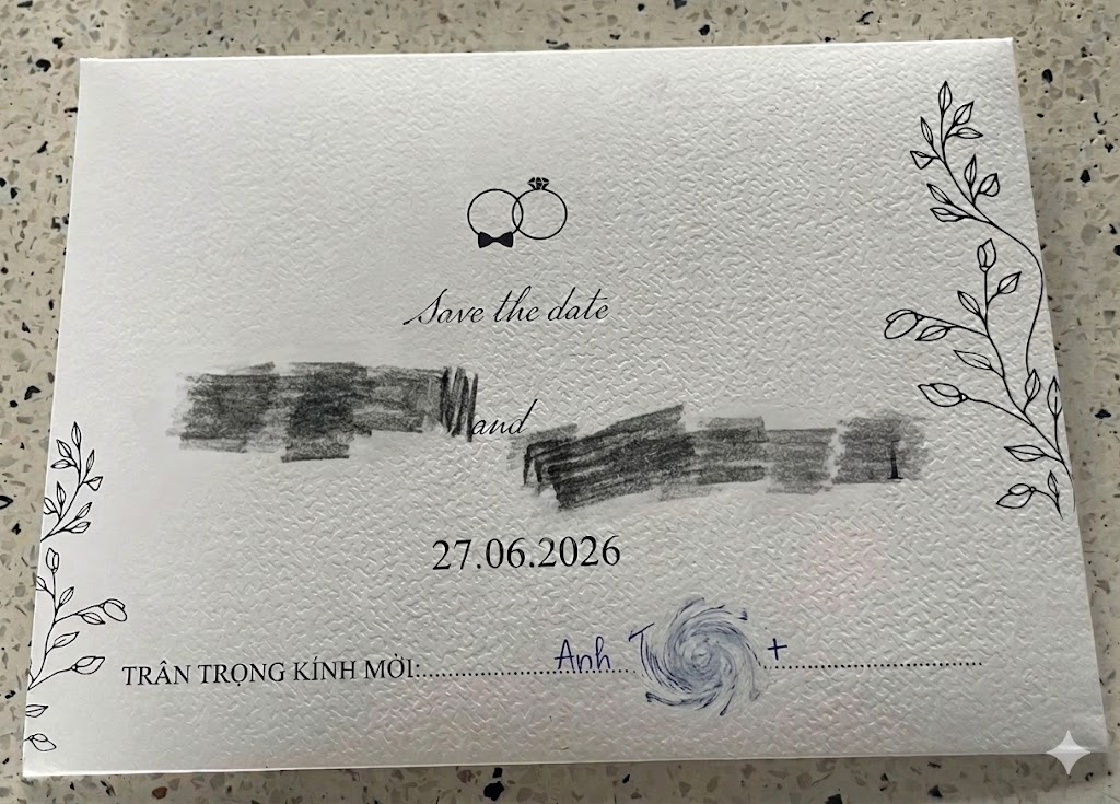 Tấm thiệp mời cưới g&acirc;y x&ocirc;n xao nhất h&ocirc;m nay: Gửi đồng nghiệp đ&atilde; c&oacute; gia đ&igrave;nh nhưng c&aacute;ch ghi t&ecirc;n lại khiến hội chị em tranh c&atilde;i nảy lửa - Ảnh 1.
