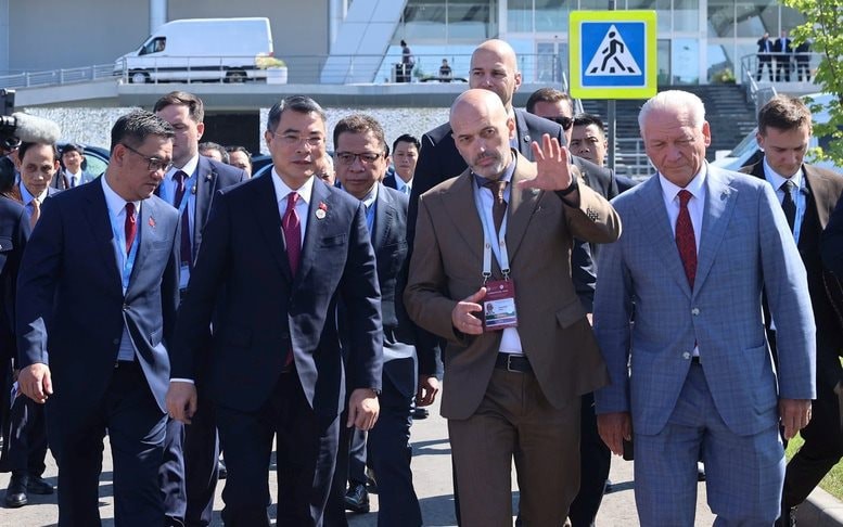 Thủ tướng thăm nơi sản xuất UAV, trực thăng&hellip; tạo ra 10 tỷ USD tr&ecirc;n đất Nga